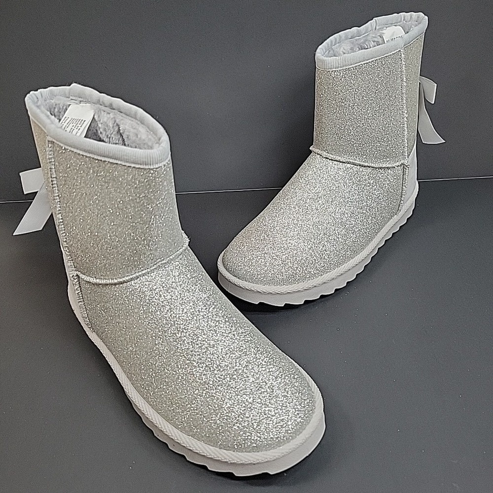 NWOB L&D Booties Juniors Size 2/3 Faux Fur Lining Slip On Silver Sparkle Casual